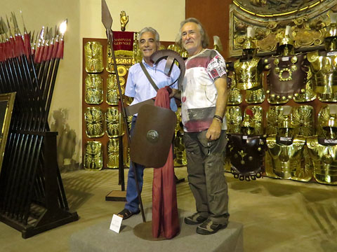 Jordi Pericot i Max Varés, al costat d'una de les escultures metàl·liques