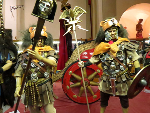 Miniatures de soldats romans de diverses èpoques, treball de David Vivó. Al fons, la triga dels Manaies