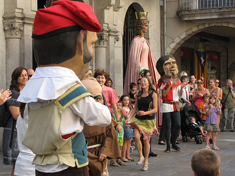 Undàrius, festival d'estiu de Girona de cultura popular i tradicional. Balls participatius de capgrossos