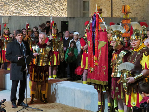 L'alcalde de Girona, Carles Puigdemont, durant el seu parlament, acompanyat del president dels Manaies, Narcís Reixach