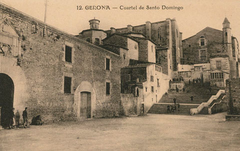 Vista del convent de Sant Domènec, utilitzat com a caserna. En primer terme a l'esquerra, l'edifici de les Àligues, antiga universitat de Girona