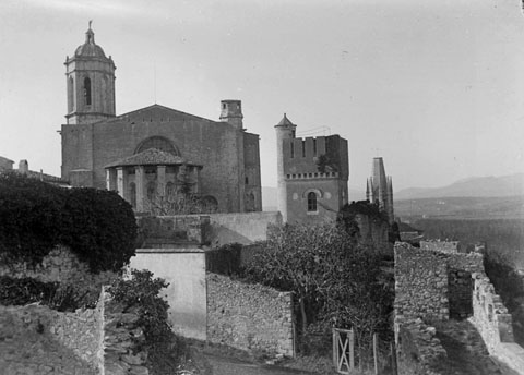 La Torre Magdala entre la Catedral i el campanar de Sant Feliu