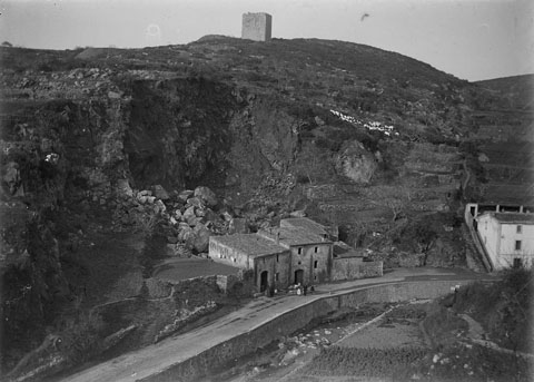 Camí de Sant Daniel, paral·lel al riu Galligants. A la part superior s'observa la torre de Suchet. A la muntanya, un ramat de cabres