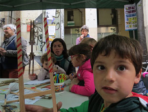 Festes de Primavera de Girona 2015. Taller de Tarlanets a la Rambla de la Llibertat