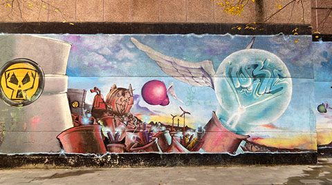 Detall d'un mural al carrer Canaders, a tocar la plaça de Salvador Espriu