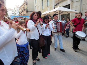 Fires 2015. Cercavila d'inici de Fires amb Fal&middot;lera Gironina, els gegants de Santa Eug&egrave;nia, els gegants de l'Esquerra del Ter, la Mula Baba i la Girona Marxing Band
