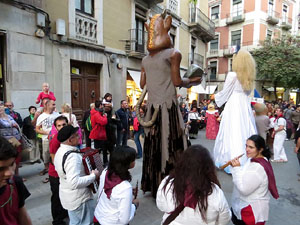 Fires 2015. Cercavila d'inici de Fires amb Fal&middot;lera Gironina, els gegants de Santa Eug&egrave;nia, els gegants de l'Esquerra del Ter, la Mula Baba i la Girona Marxing Band