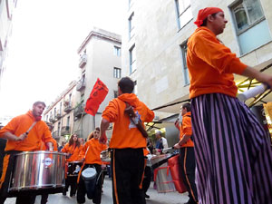 Fires 2015. Cercavila d'inici de Fires amb Fal&middot;lera Gironina, els gegants de Santa Eug&egrave;nia, els gegants de l'Esquerra del Ter, la Mula Baba i la Girona Marxing Band