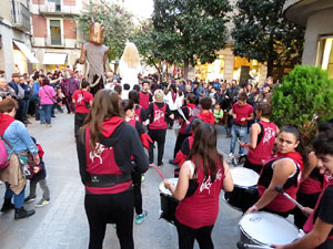Fires 2015. Cercavila d'inici de Fires amb Fal&middot;lera Gironina, els gegants de Santa Eug&egrave;nia, els gegants de l'Esquerra del Ter, la Mula Baba i la Girona Marxing Band
