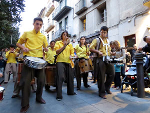 Fires 2015. Cercavila d'inici de Fires amb Fal&middot;lera Gironina, els gegants de Santa Eug&egrave;nia, els gegants de l'Esquerra del Ter, la Mula Baba i la Girona Marxing Band