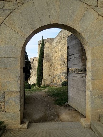 Vista des de l'exterior del portal de Sant Domènec