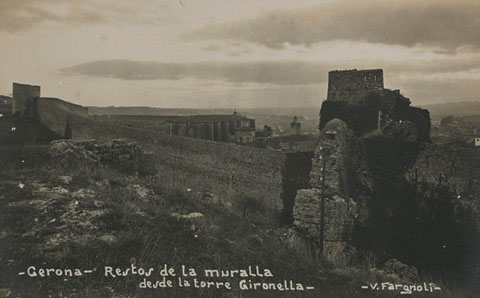 La muralla de Sant Domènec entre la torre del mateix nom, també dels Predicadors o del Peix, i la torre del Llamp, anomenada del Sastre o del Telègraf. 1902-1925