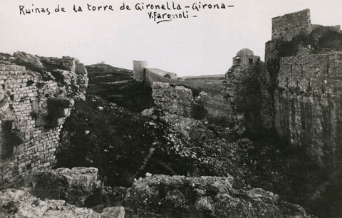 Vista de torre Gironella i de la torre del Telègraf, a la dreta, integrada a la Caserna d'Alemanys. S'observa també el tram de muralla entre aquesta torre i la de Sant Domènec. Al fons, la torre Alfons XII. 1911-1936