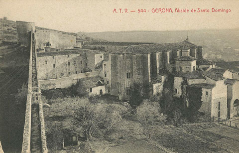 Vista des de la muralla del convent i de l'església de Sant Domènec durant els anys que varen ser seu de la caserna militar. A la dreta, un tram de la muralla de Sant Domènec i al fons, la torre homònima. 1905-1911