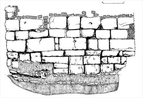 Alçat de la cara nord de la torre romana del Telègraf. S'assenyala la fonamentació d'opus caementicium i la roca retallada, i els blocs de marbre reutilitzats