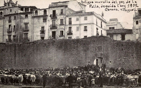 Antigua muralla del pes de la Palla, derruida l'any 1902. Portal de l'Àngel o de Sant Antoni, que donava a l'Areny. 1901