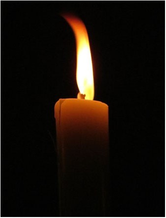 Llum del xamaix, l'espelma testimoni amb la que s'encenen les altres vuit