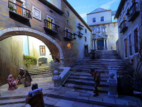Un dels pessebres de l'exposició ambientat en un indret ben típic de Girona, la pujada de Sant Domènec