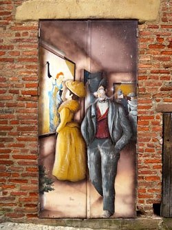 Street Art. Personatges en una porta prop del Palau de la Berbie, seu del Museu Toulouse-Lautrec