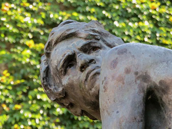 Detall de l'escultura de Miquel Blay al Jardí de la Infància