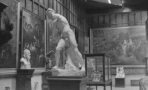 Sala del Museu Arqueològic instal·lat al monestir de Sant Pere de Galligants. En primer terme, l'escultura Contra l'Invasor de Miquel Blay, actualment al Museu d'Art de Girona. 1920-1930