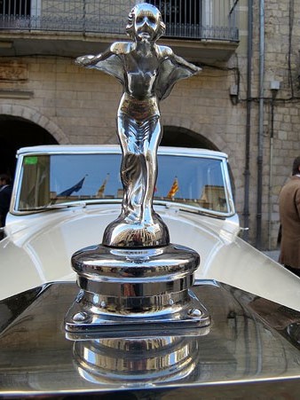L'Esperit de l'Èxtasi, insignia de Rolls Royce, dissenyada per Charles Robinson Sykes