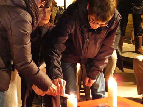 Encesa de la tercera espelma per alumnes de 2n d'ESO al Pati dels Rabins