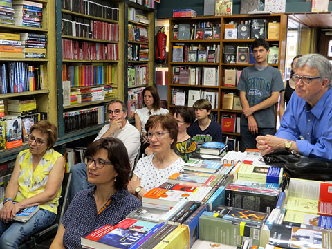 David Pagès signant exemplar dels seus llibres