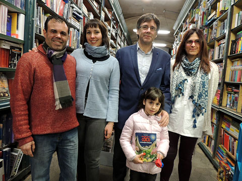 Carles Puidemont, president de la Generalitat de Catalunya, amb els llibreters de la Llibreria Geli