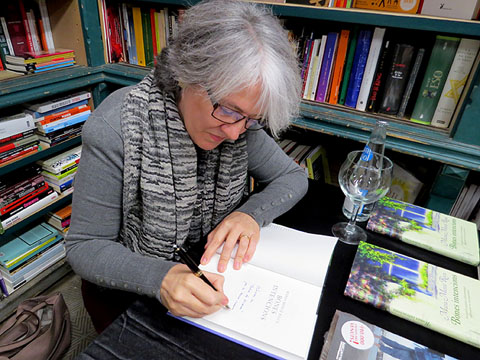 Maria Mercè Roca signant exemplars del seus llibres