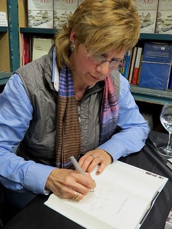 Núria Esponellà signant llibres al final de l'esdeveniment