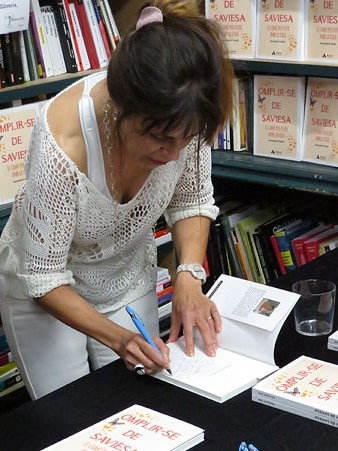 Assumpció Salat signant exemplars dels seu llibre al final de la presentació