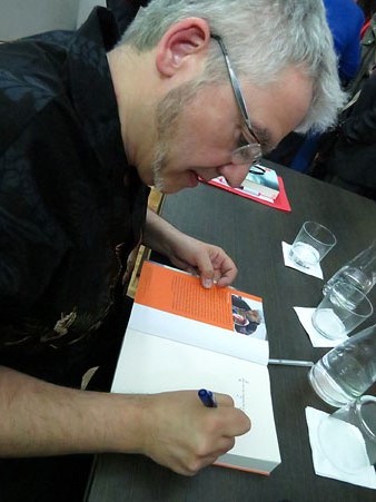 Màrius Serra signant llibres al final de la presentació