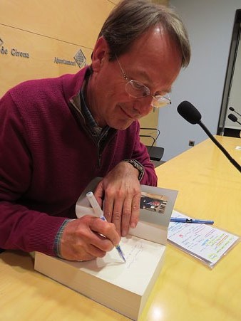 Gerard Bussot signant llibres al final de la presentació