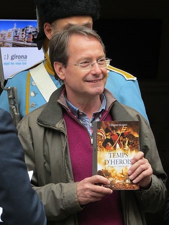 Gerard Bussot amb el seu llibre a la porta de l'Ajuntament