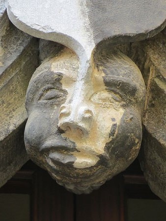 Detall de finestral gòtic a la l'antiga placeta del Mercadal