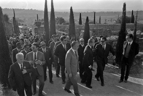 III Assemblea d'Institucions Culturals de les Diputacions Espanyoles. Visita al jaciment d'Ullastret. A primer terme, al centre, el president de la Diputació de Girona, Pere Ordis Llach. 1968