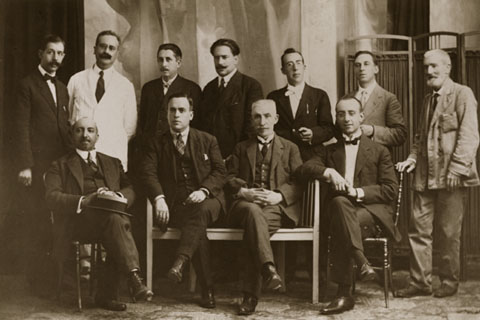 Retrat d'un grup de treballadors de la Diputació de Girona. En segon terme, el segon per l'esquerra, Carles Rahola. 1915