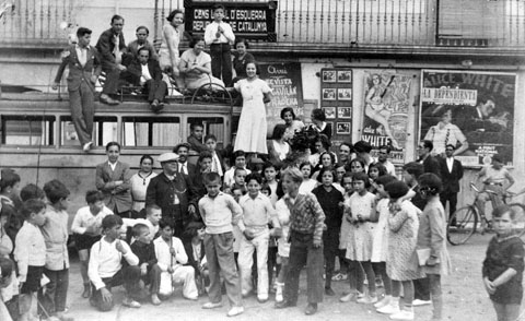 Grup de persones davant el Centre Republicà de la plaça del Veïnat de Salt. 1931