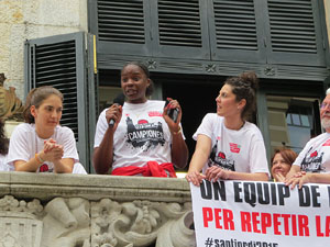 Arribada de les jugadores de l'Uni Spar Citylift a la pla&ccedil;a del Vi despr&eacute;s de proclamar-se campiones de Lliga