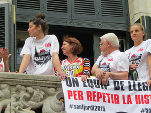 Arribada de les jugadores de l'Uni Spar Citylift a la pla&ccedil;a del Vi despr&eacute;s de proclamar-se campiones de Lliga