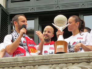 Arribada de les jugadores de l'Uni Spar Citylift a la pla&ccedil;a del Vi despr&eacute;s de proclamar-se campiones de Lliga