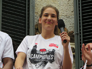 Arribada de les jugadores de l'Uni Spar Citylift a la plaça del Vi després de proclamar-se campiones de Lliga