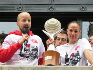 Arribada de les jugadores de l'Uni Spar Citylift a la plaça del Vi després de proclamar-se campiones de Lliga
