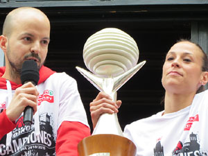 Arribada de les jugadores de l'Uni Spar Citylift a la plaça del Vi després de proclamar-se campiones de Lliga
