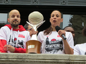 Arribada de les jugadores de l'Uni Spar Citylift a la plaça del Vi després de proclamar-se campiones de Lliga