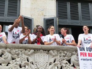 Arribada de les jugadores de l'Uni Spar Citylift a la plaça del Vi després de proclamar-se campiones de Lliga