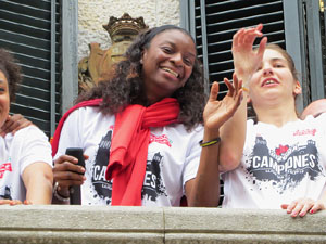 Arribada de les jugadores de l'Uni Spar Citylift a la plaça del Vi després de proclamar-se campiones de Lliga