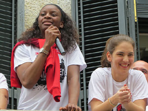Arribada de les jugadores de l'Uni Spar Citylift a la plaça del Vi després de proclamar-se campiones de Lliga