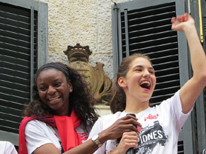 Arribada de les jugadores de l'Uni Spar Citylift a la plaça del Vi després de proclamar-se campiones de Lliga